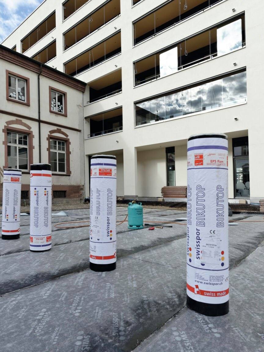 Bitumenbahnen in Rollen, bereit zum Aufschweissen auf einem Flachdach