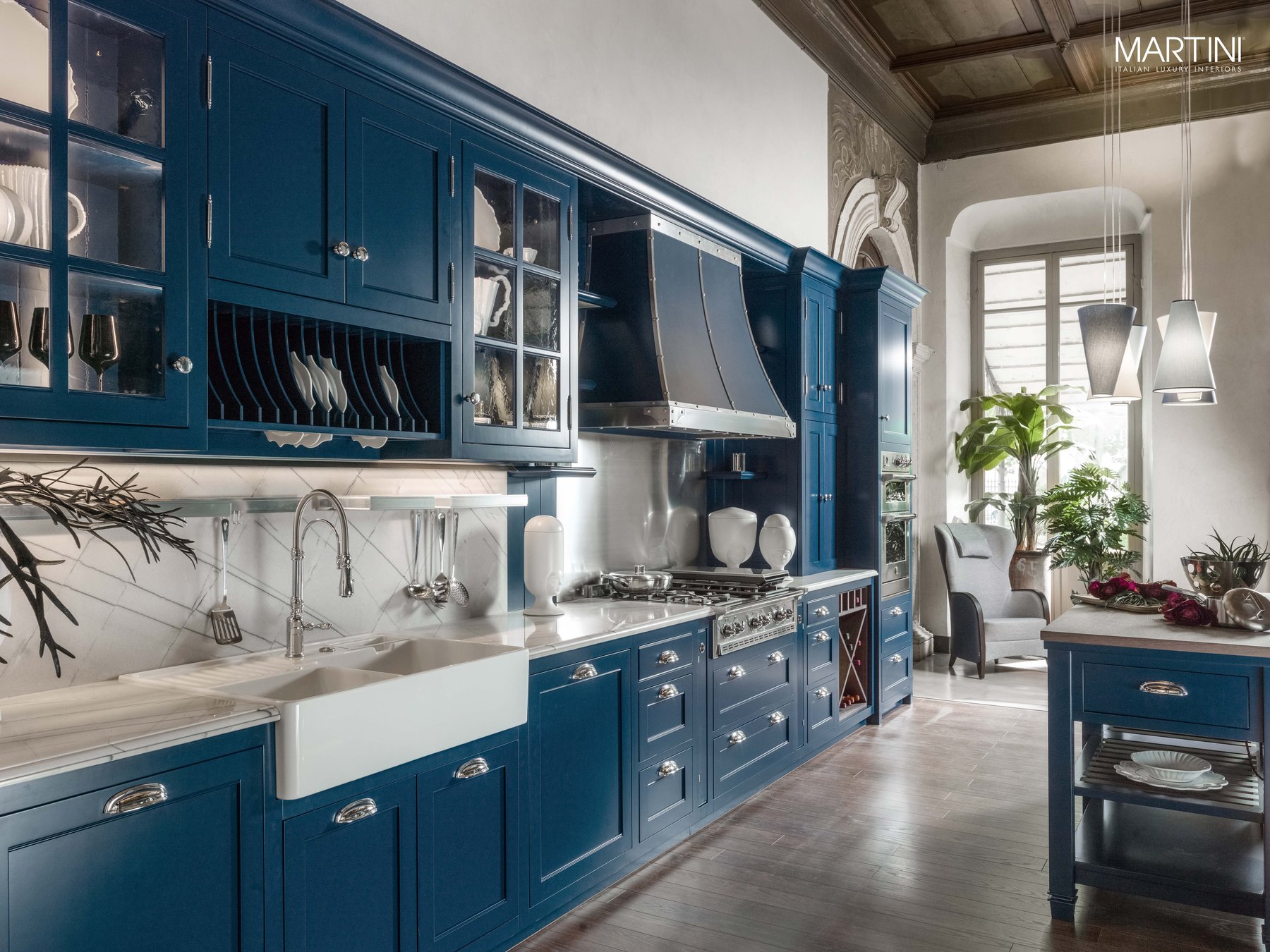 Classic midnight-blue kitchen · © Martini Interiors