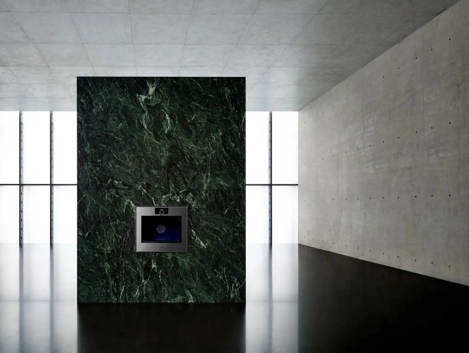 In eine Marmorwand eingebauter Backofen · © Gaggenau