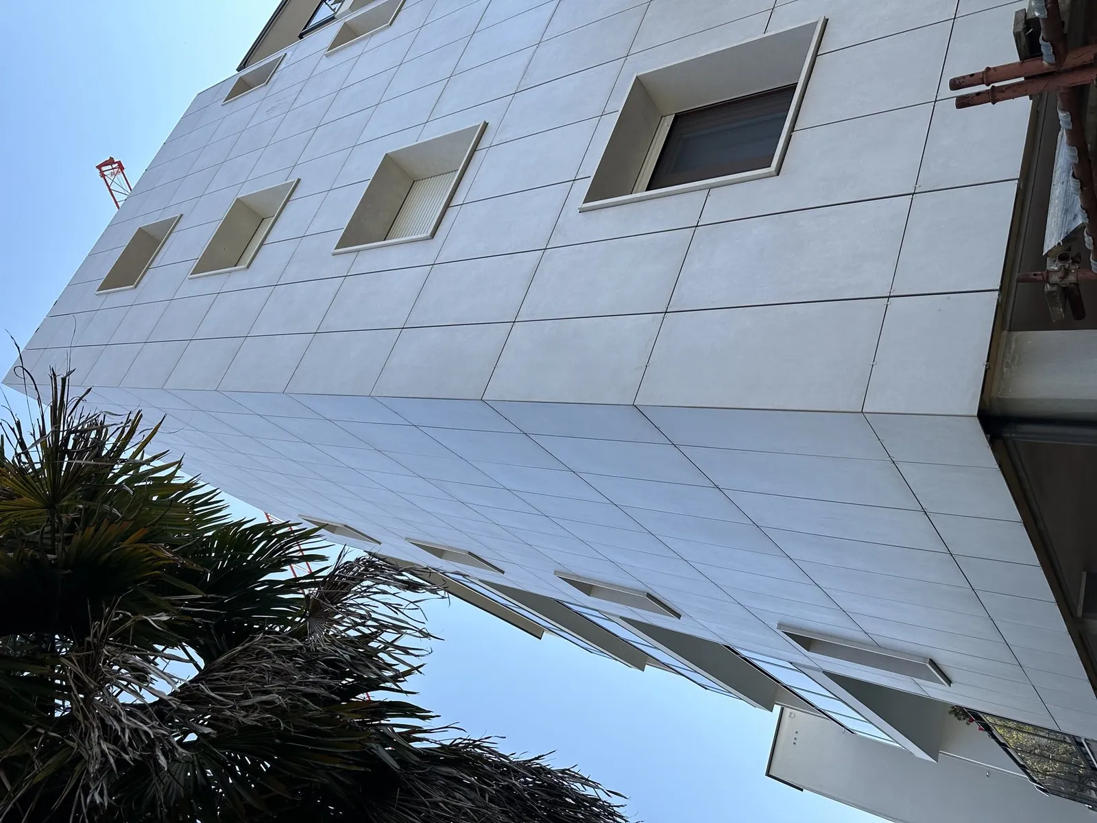 Façade ventilée, vue en contre-plongée · © Imarvi Design