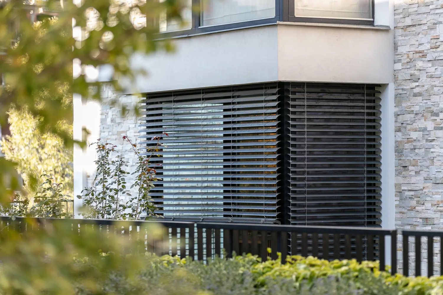 Verstellbare Sonnenschutzlamellen · © ISOTRA