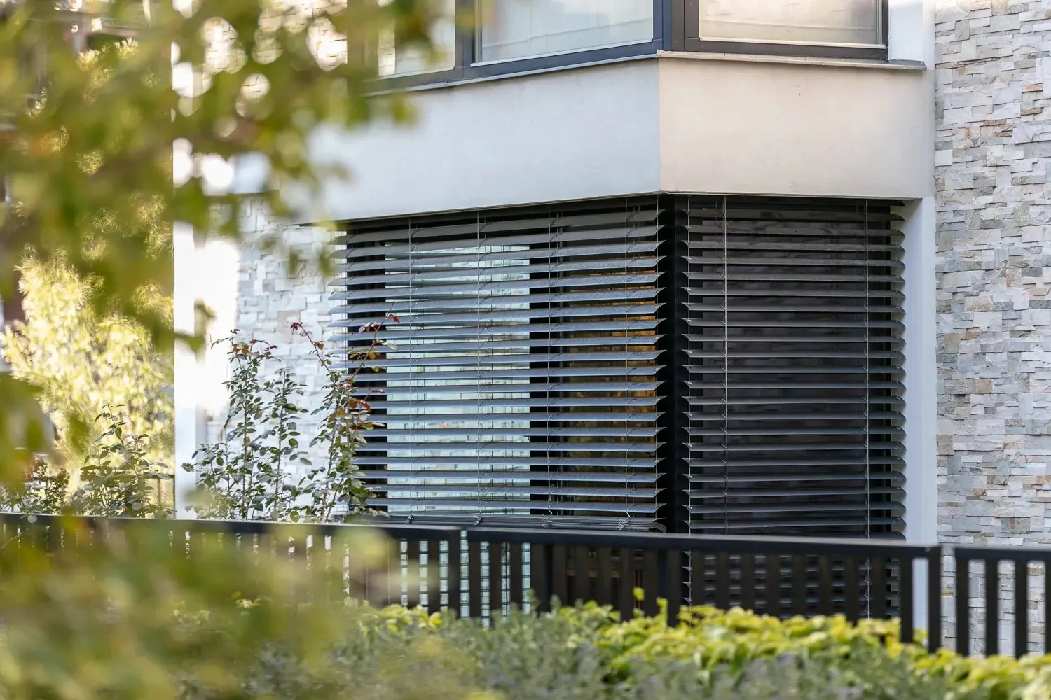 Brise-soleil orientables · © ISOTRA