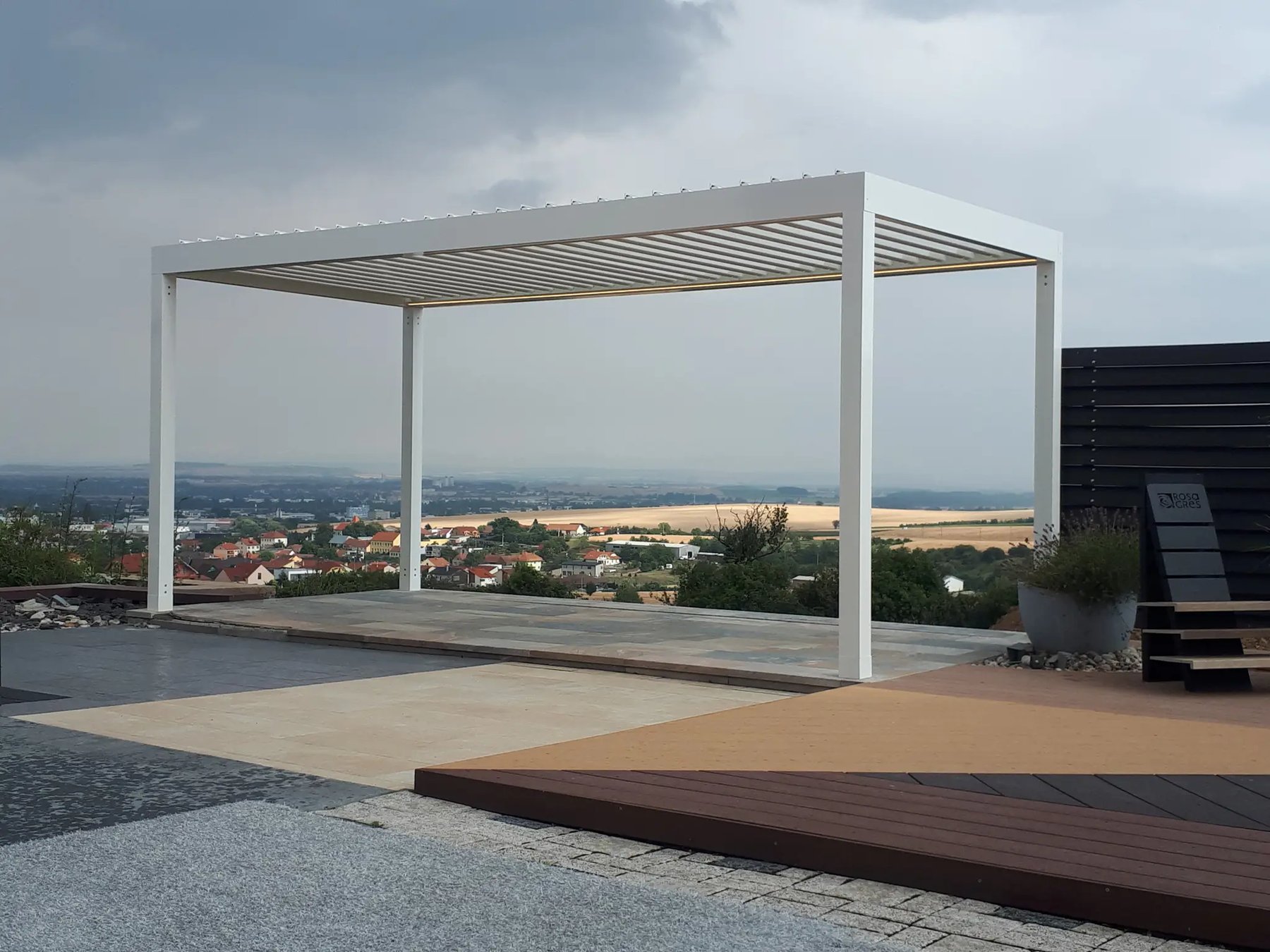 Lamellenpergola mit Blick auf die Landschaft · © ISOTRA