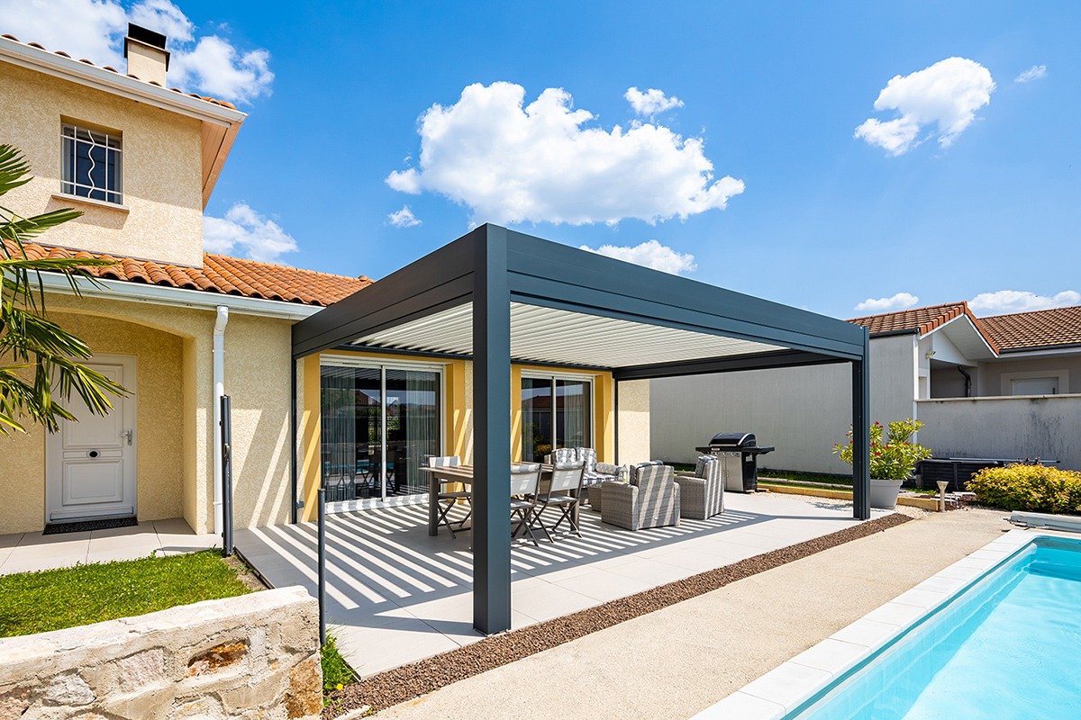 Bioklimatische Pergola Signature, an die Fassade angebaut · © SIB