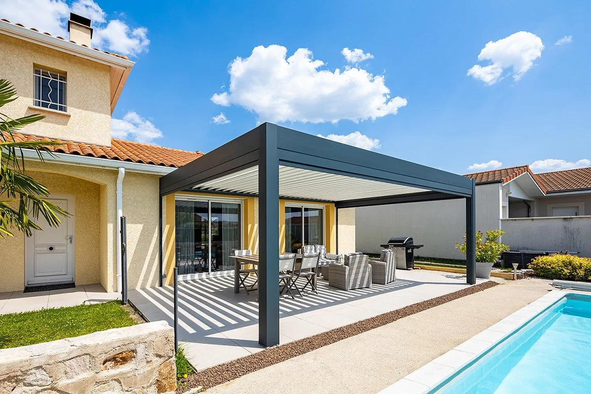 Pergola bioclimatique adossée Signature · © SIB