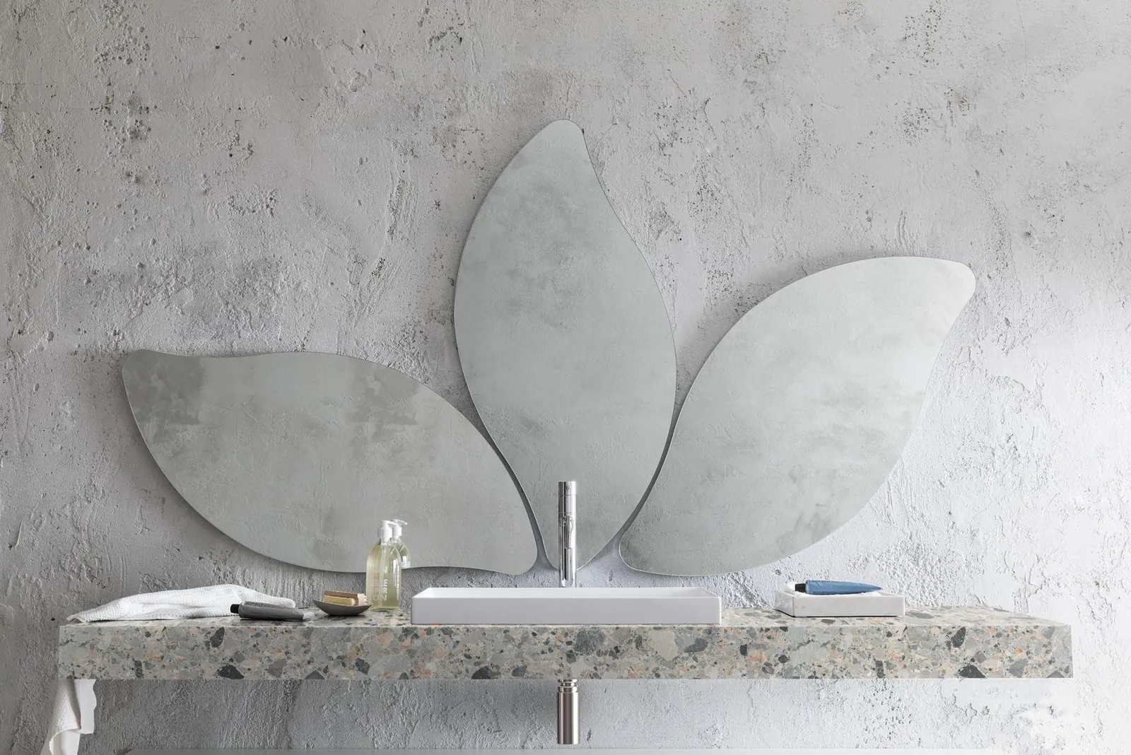 Sculptural mirror and washbasin · © Synergie Bagni