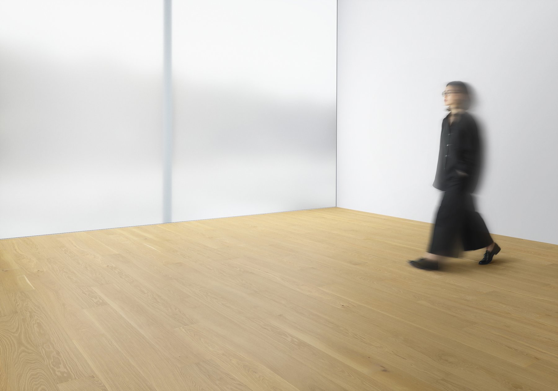 Parquet in rovere chiaro, ambiente essenziale · © Bauwerk