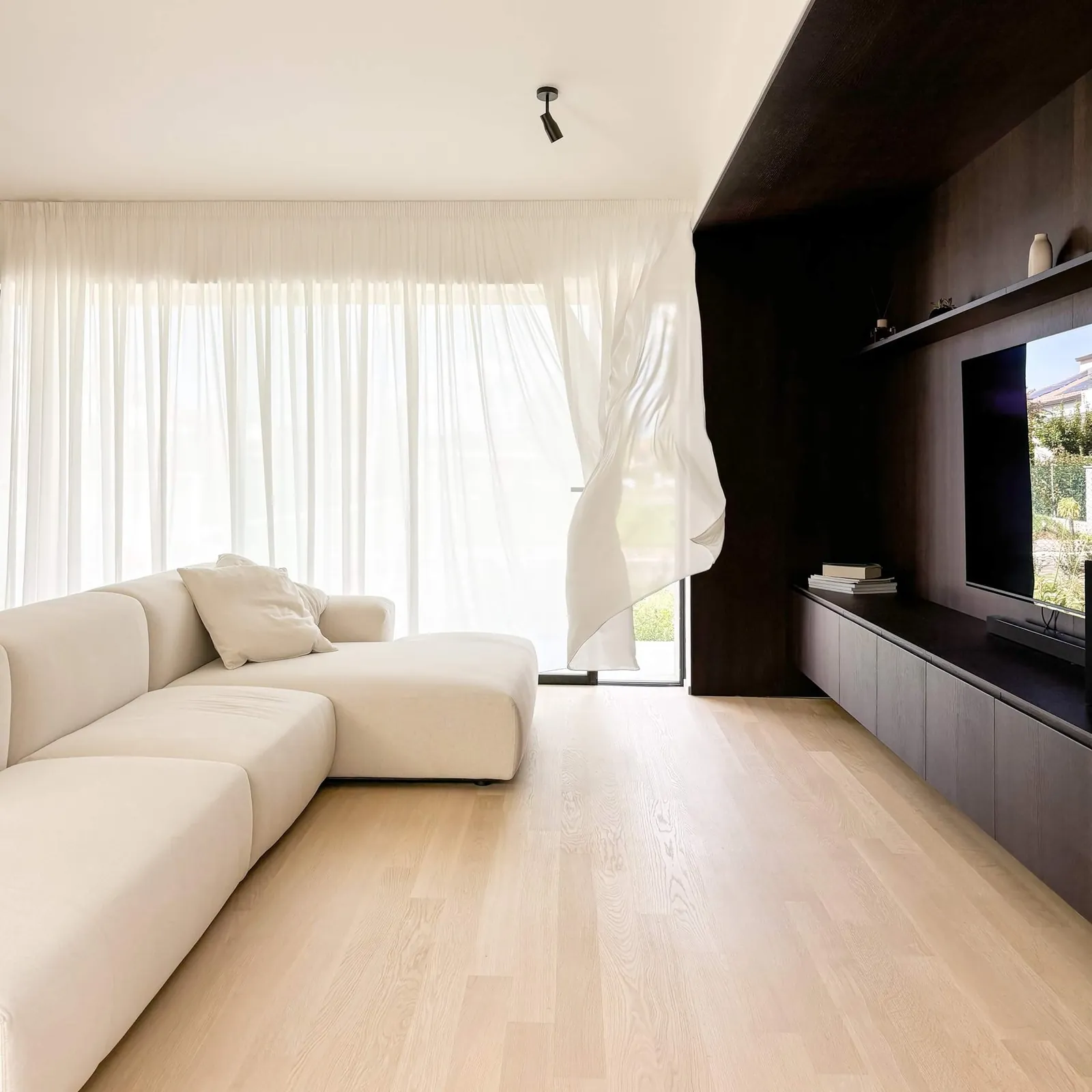 Parquet in rovere chiaro in un soggiorno · © Bauwerk
