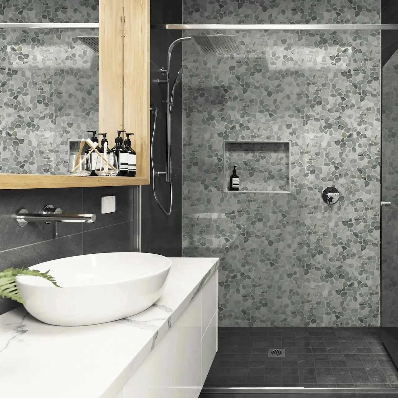 Doccia in gres effetto pietra · © IMSO Ceramiche