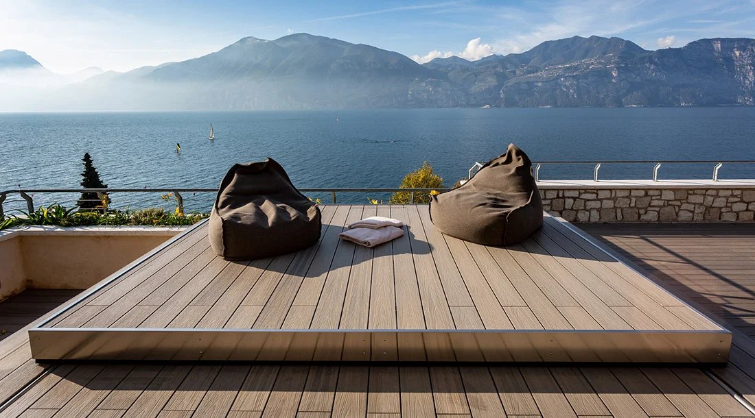 Couverture mobile H2O Style fermée, sur une terrasse face au lac