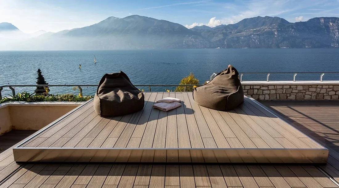 Geschlossene mobile Abdeckung von H2O Style, auf einer Terrasse mit Seeblick