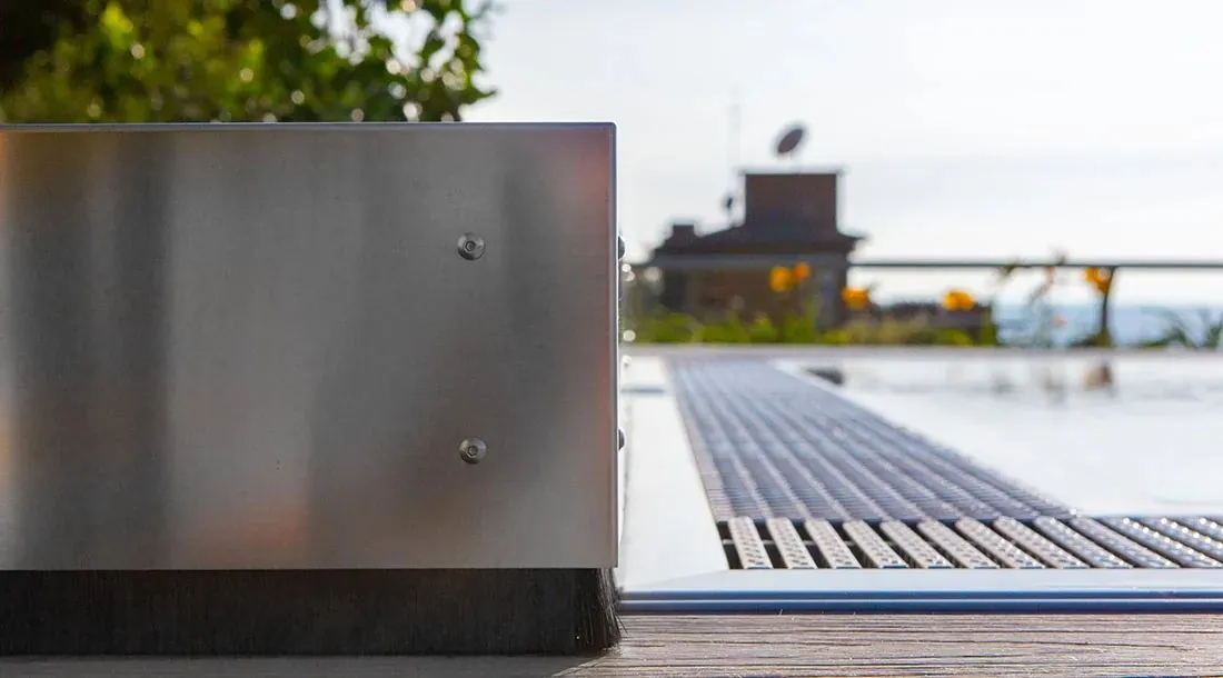 Copertura mobile H2O Style e griglia di sfioro in acciaio inox