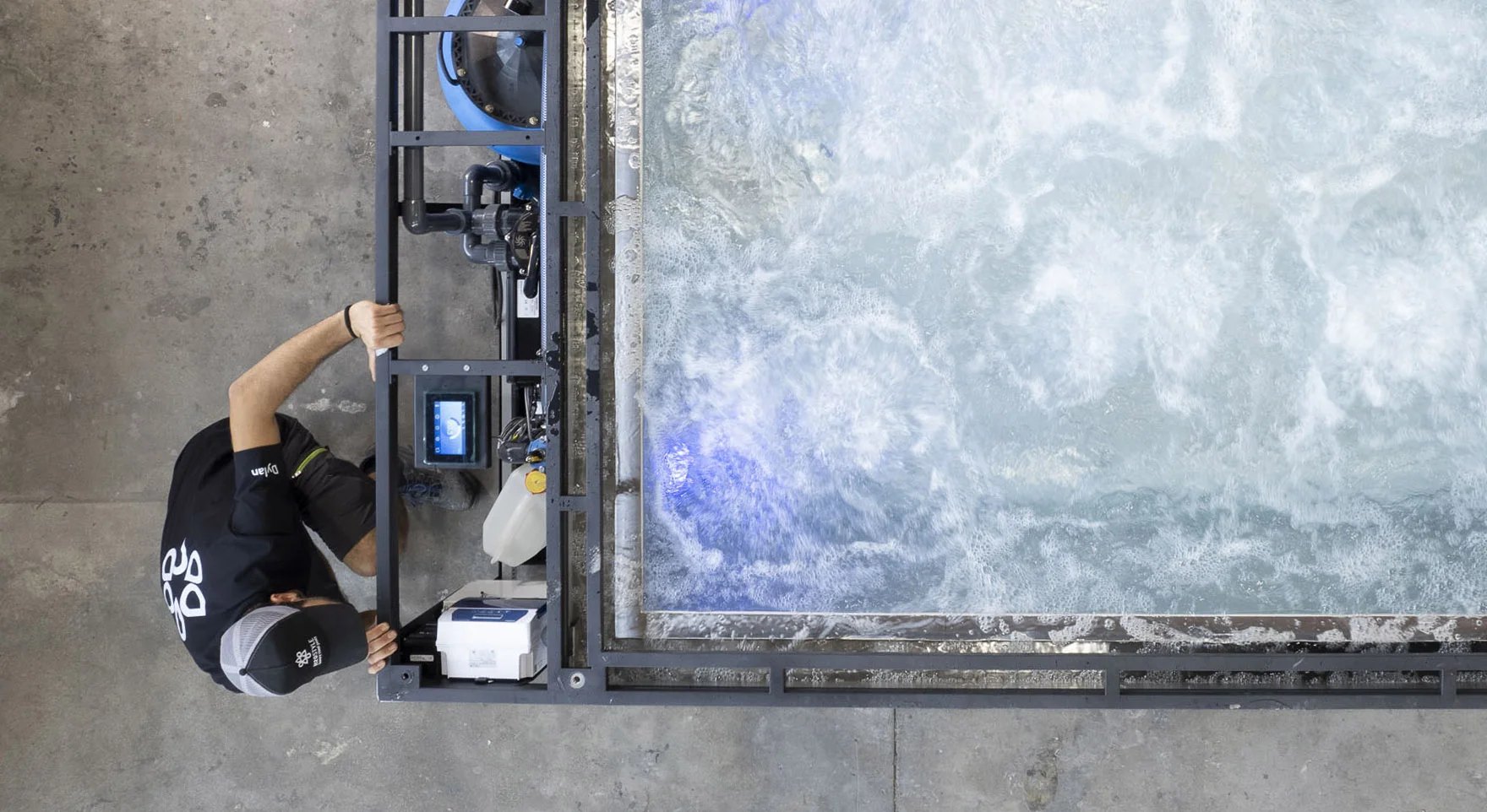 Technicien au travail sur une mini-piscine H2O Style