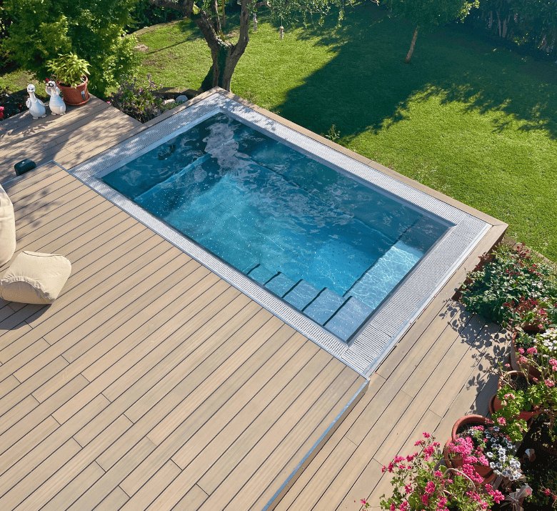 Piscine en acier inox H2O Style dans un jardin
