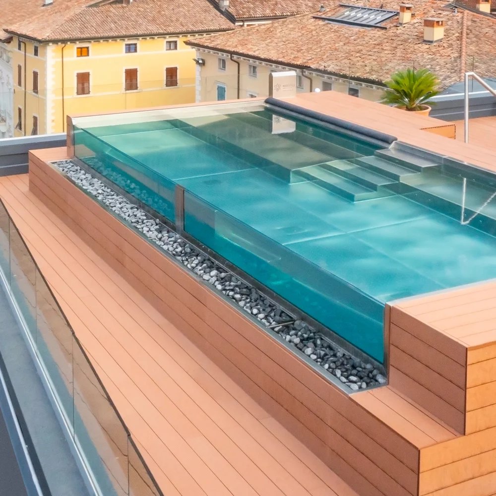 Piscine infinity avec cascade