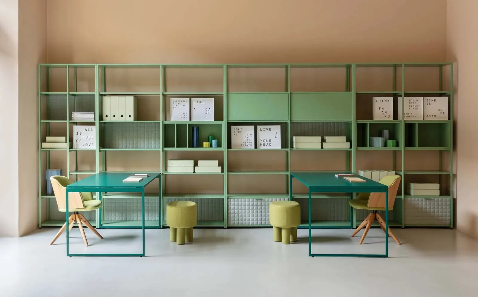 Regal und Schreibtische in Farbe · © Dieffebi