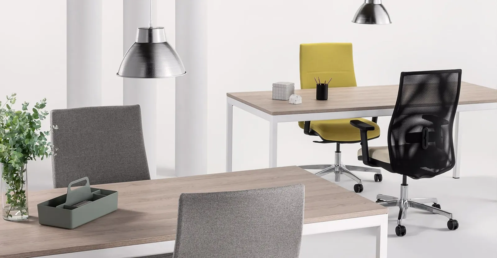 Arbeitsplatz und Bürostuhl · © SM Milani