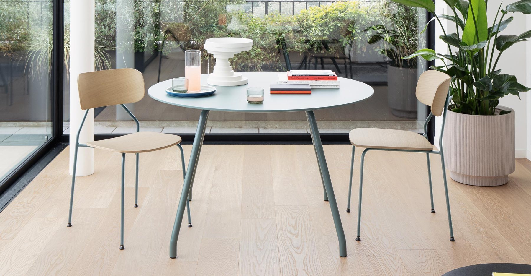 Round meeting table and chairs · © SM Milani