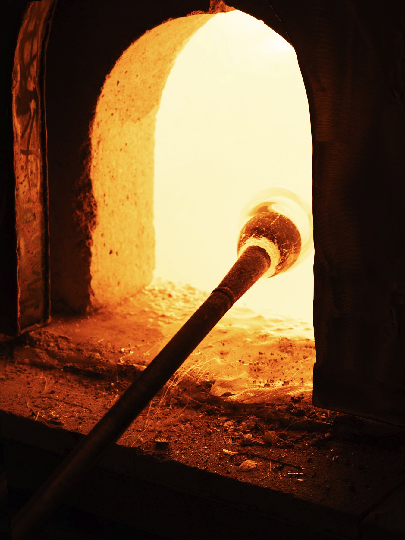 Glass hand-blown in front of the furnace: Fabbian craftsmanship · © Fabbian
