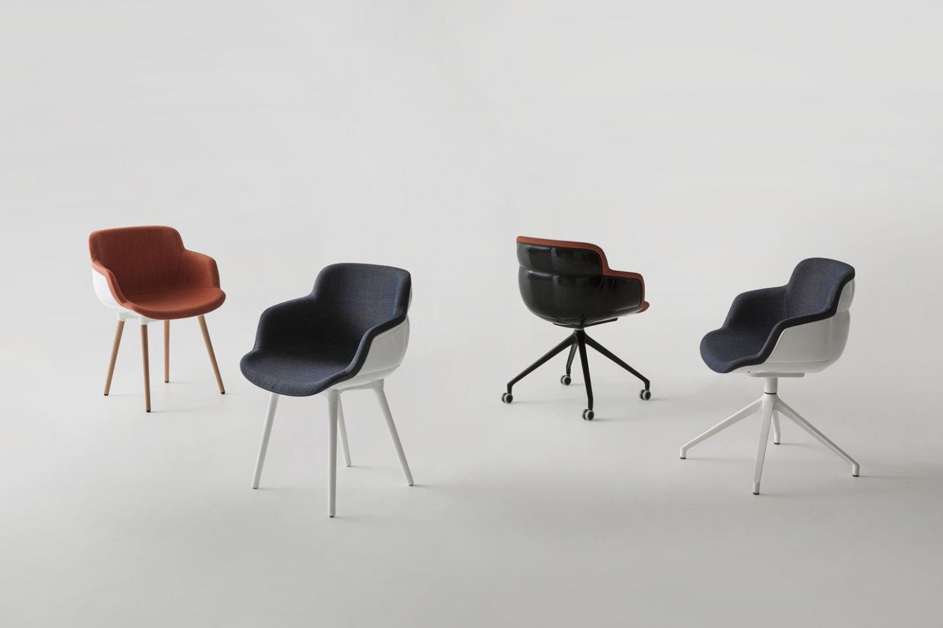 Coloured shell chairs · © Gaber