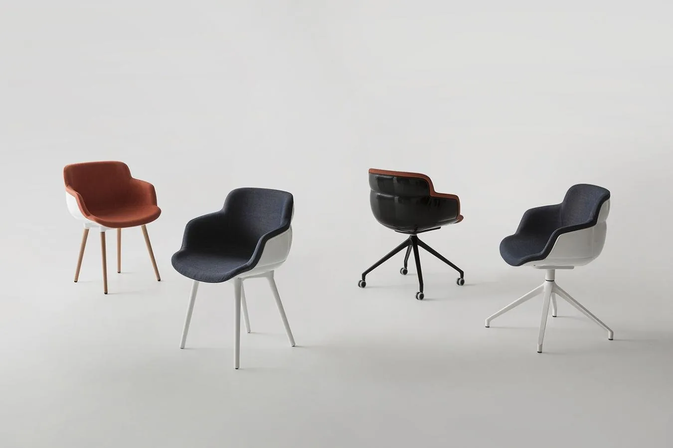 Bunte Schalenstühle · © Gaber