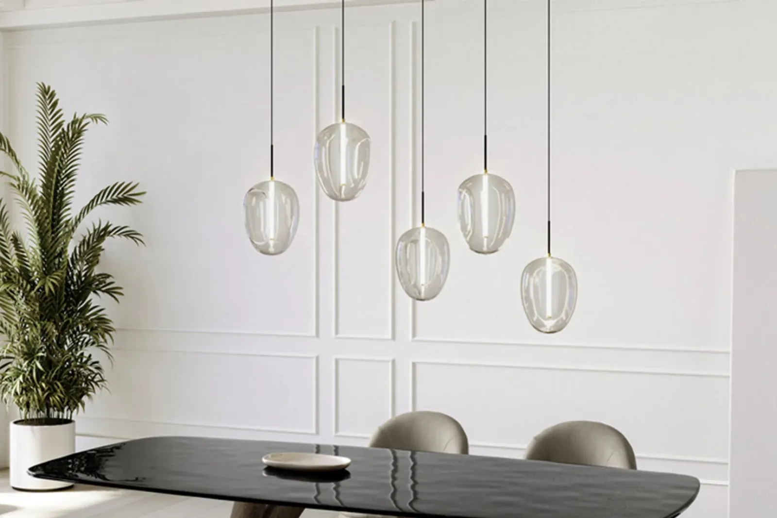 Tisch mit schwarzer Platte und Pendelleuchten · © Eforma