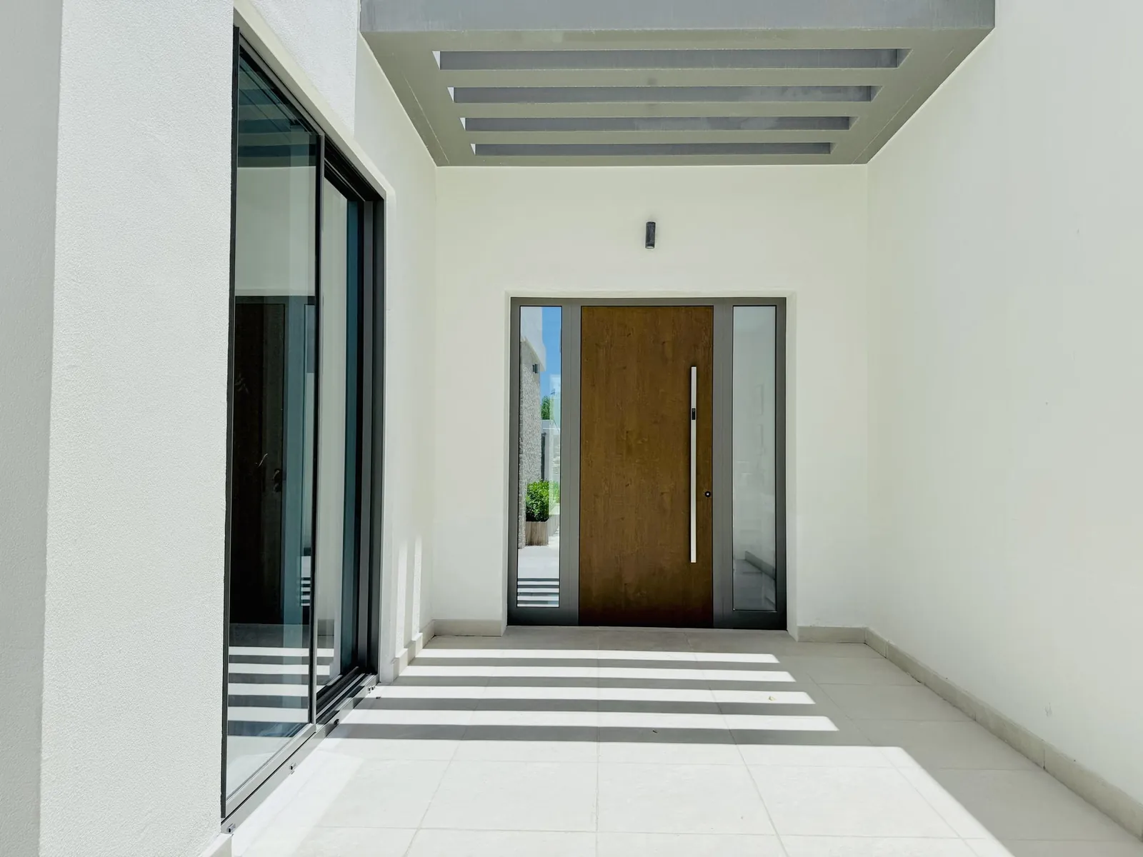 Aluminium-Haustür mit Holzdekor, verglaste Seitenteile · © Inotherm