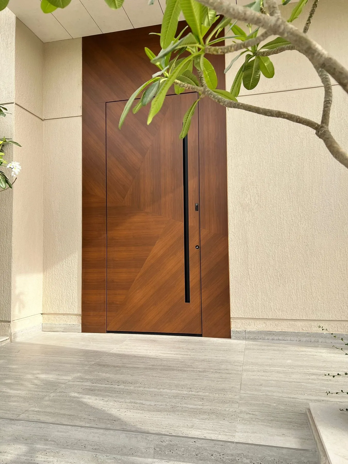 Aluminium-Haustür mit Holzdekor · © Inotherm