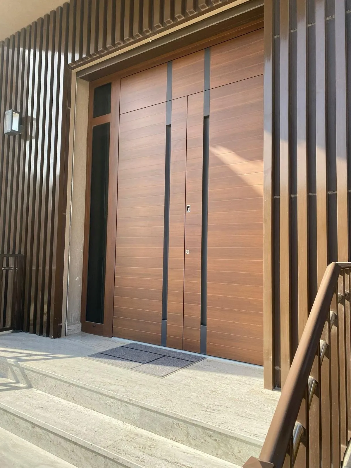 Doppelflügelige Haustür in Holzoptik · © Inotherm