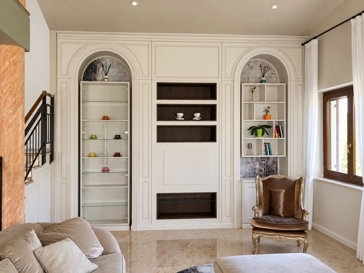 Wohnzimmer, Nischen und lackierte Bücherregale · Projekt und Bild © Martini Interiors