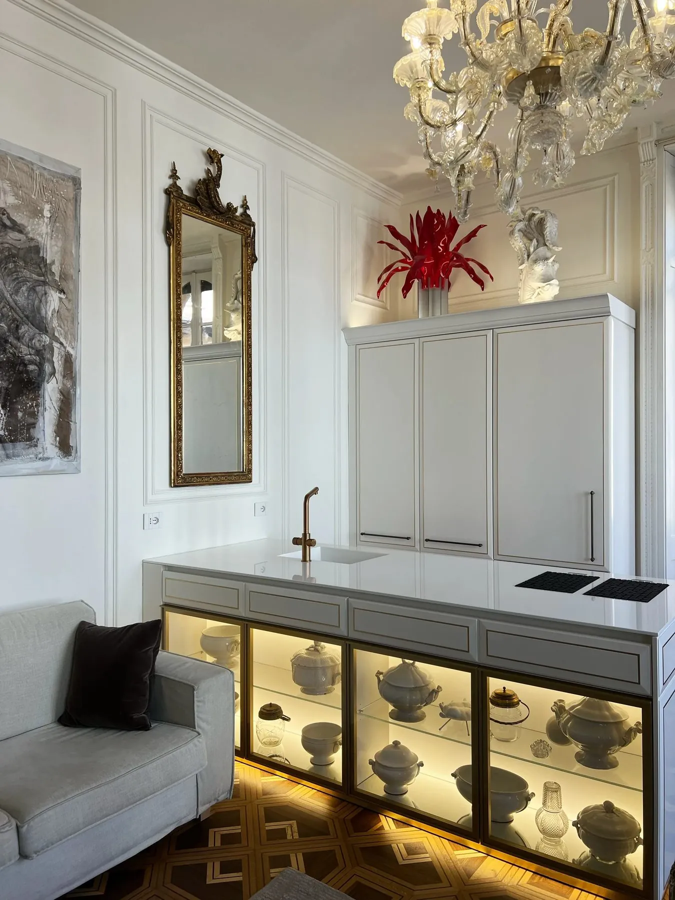 Offene Wohnküche, hinterleuchtete Glasinsel · Projekt und Bild © Martini Interiors
