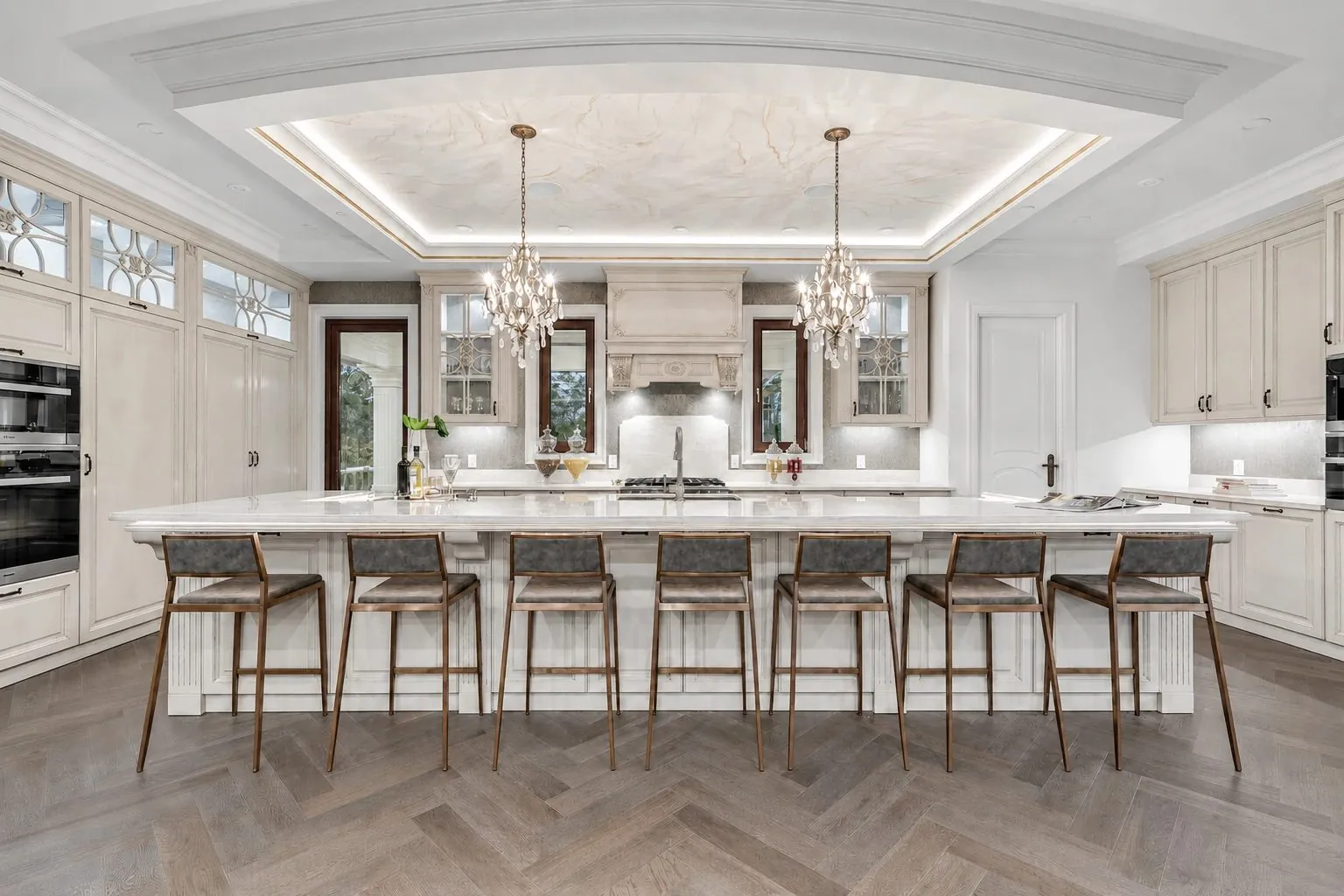 Grosse weisse Küche, zentrale Insel · Projekt und Bild © Martini Interiors