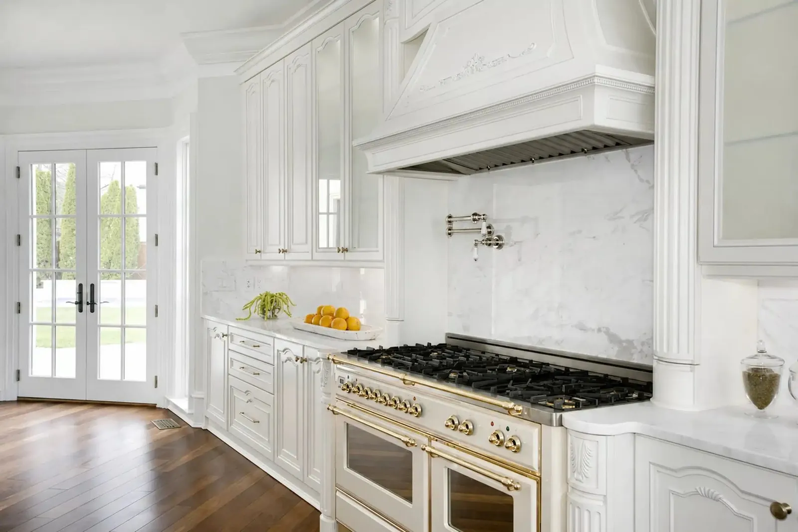 Klassische Küche, Kochherd und verkleidete Haube · Projekt und Bild © Martini Interiors