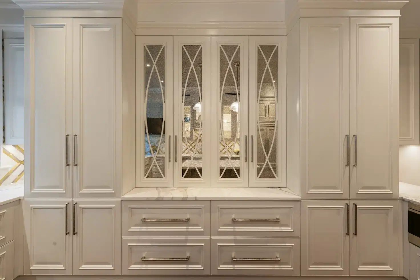 Lacquered kitchen cabinets and display units · Project and image © Martini Interiors