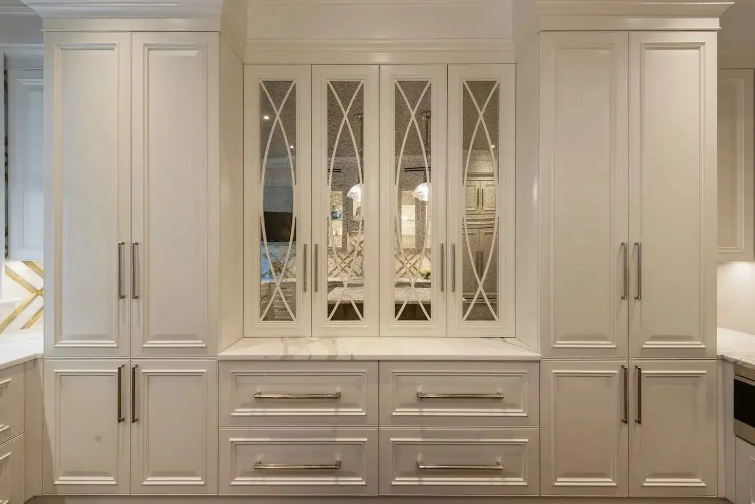 Lackierte Küchenschränke und Vitrinen · Projekt und Bild © Martini Interiors
