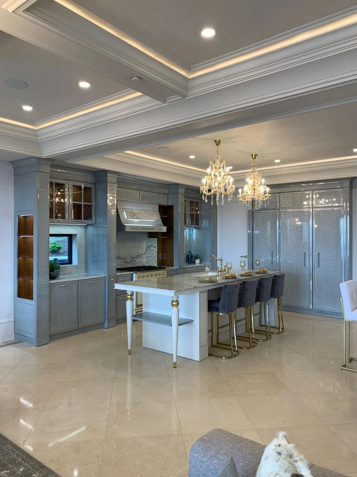 Offene Küche, grau lackierte Insel · Projekt und Bild © Martini Interiors