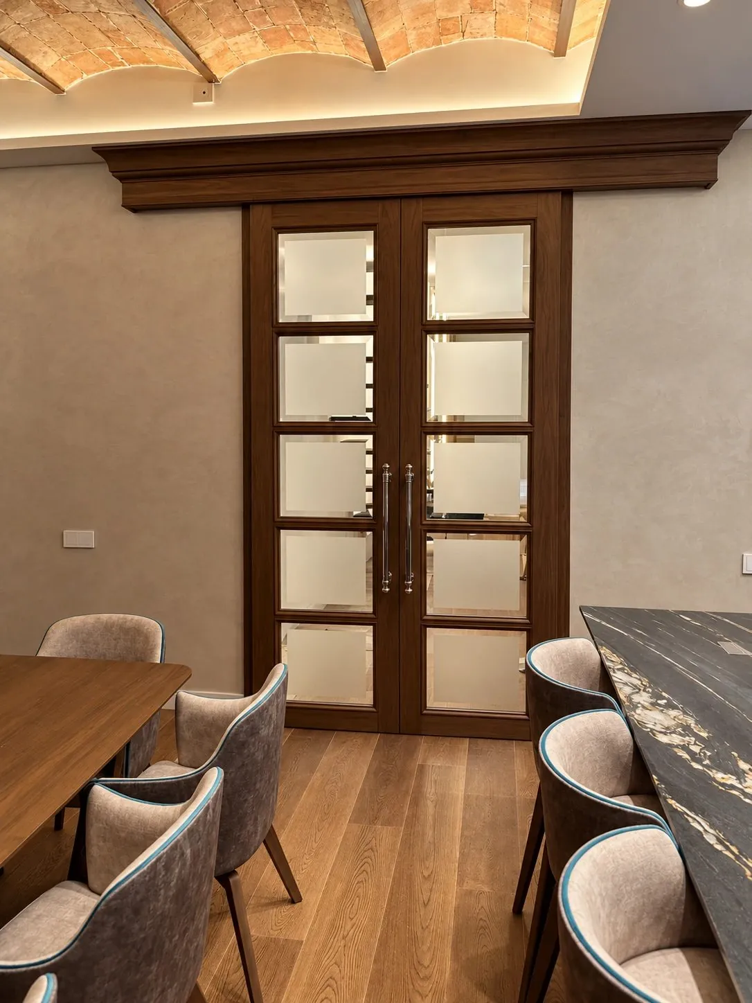 Holztüren mit Glas nach Mass · Ausführung und Bild © Martini Interiors