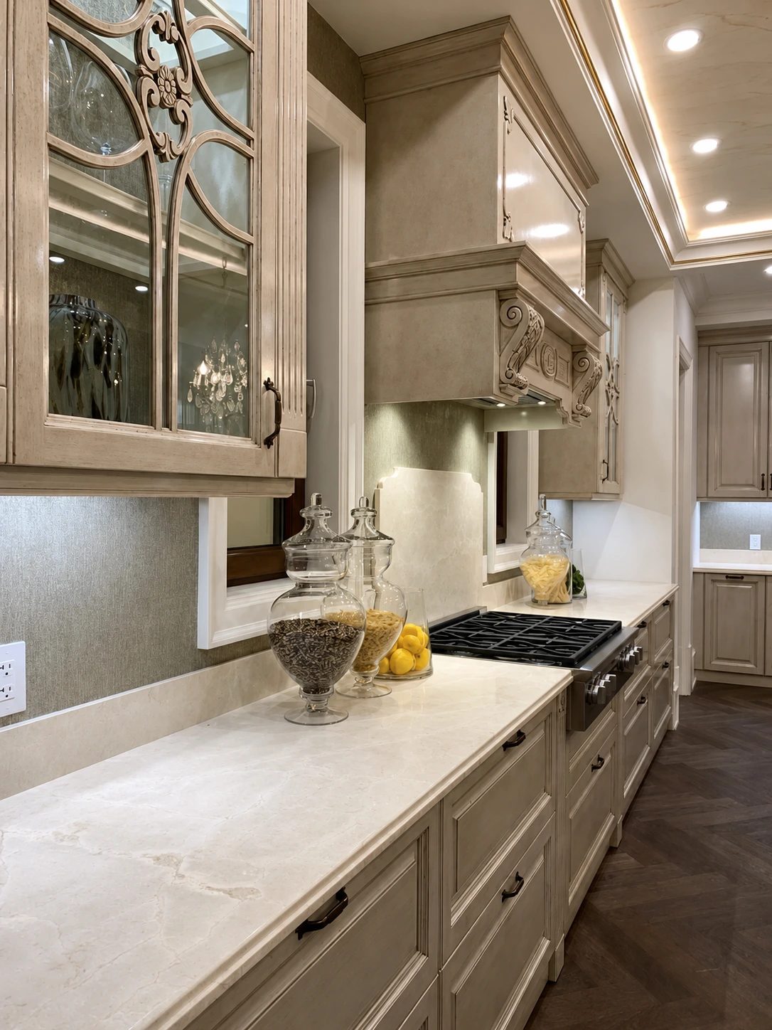 Worktop and display cabinets, classic style · Project and image © Martini Interiors