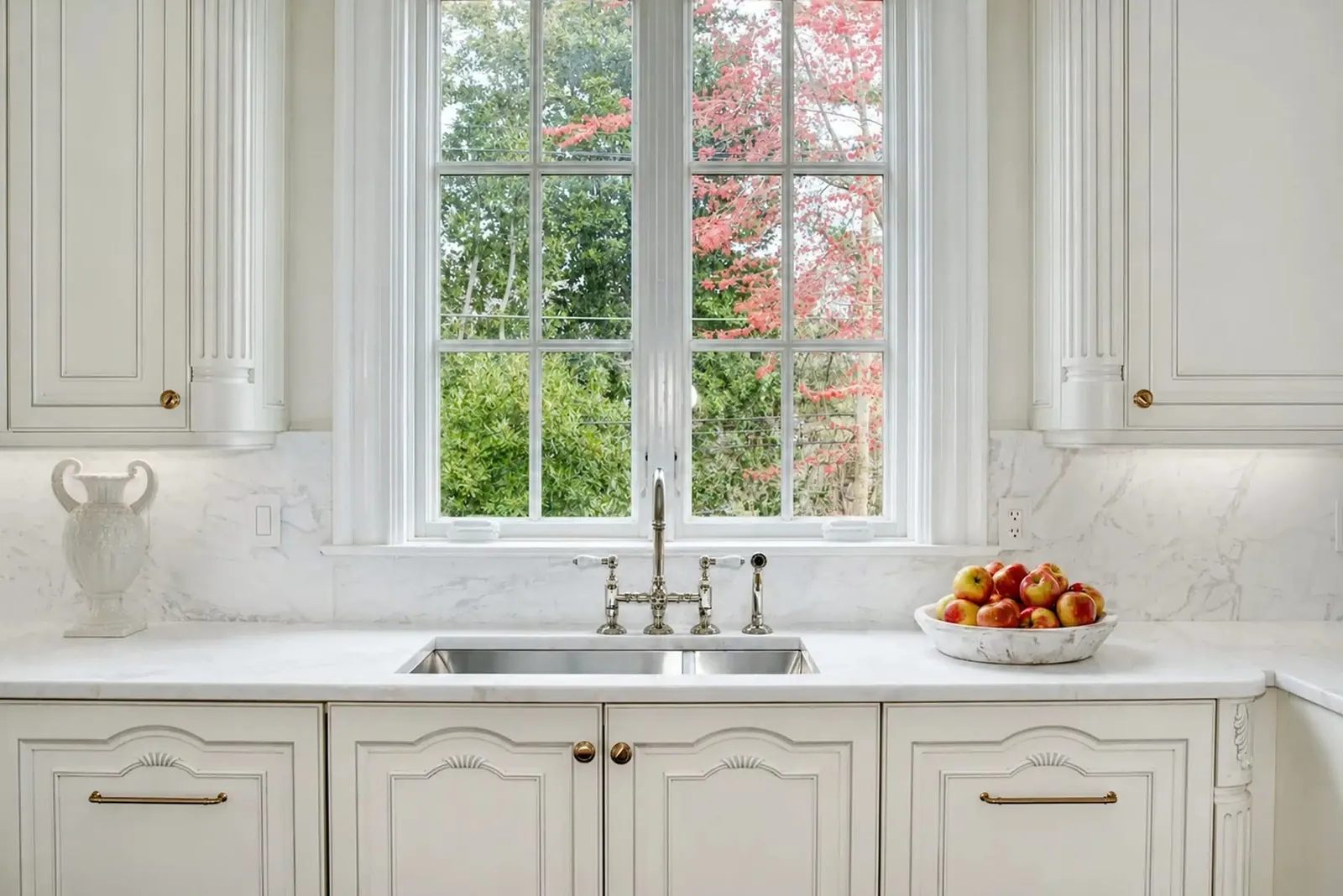 Spüle unter Fenster, klassische Küche · Projekt und Bild © Martini Interiors