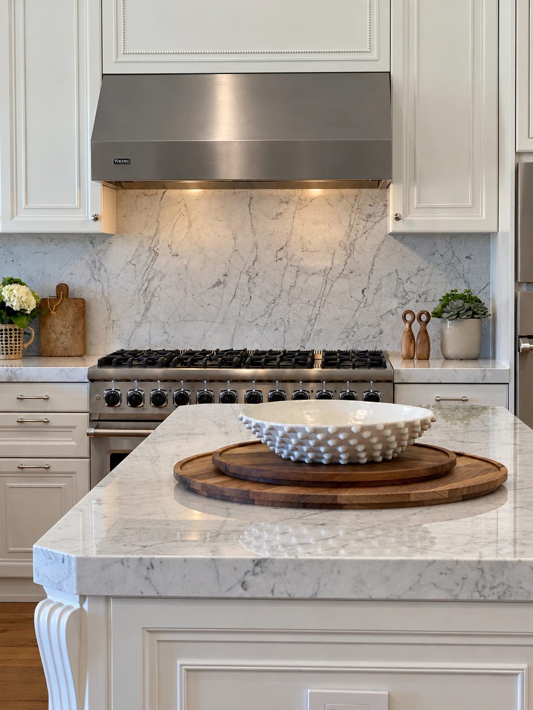 Marble island, classic kitchen · Project and image © Martini Interiors