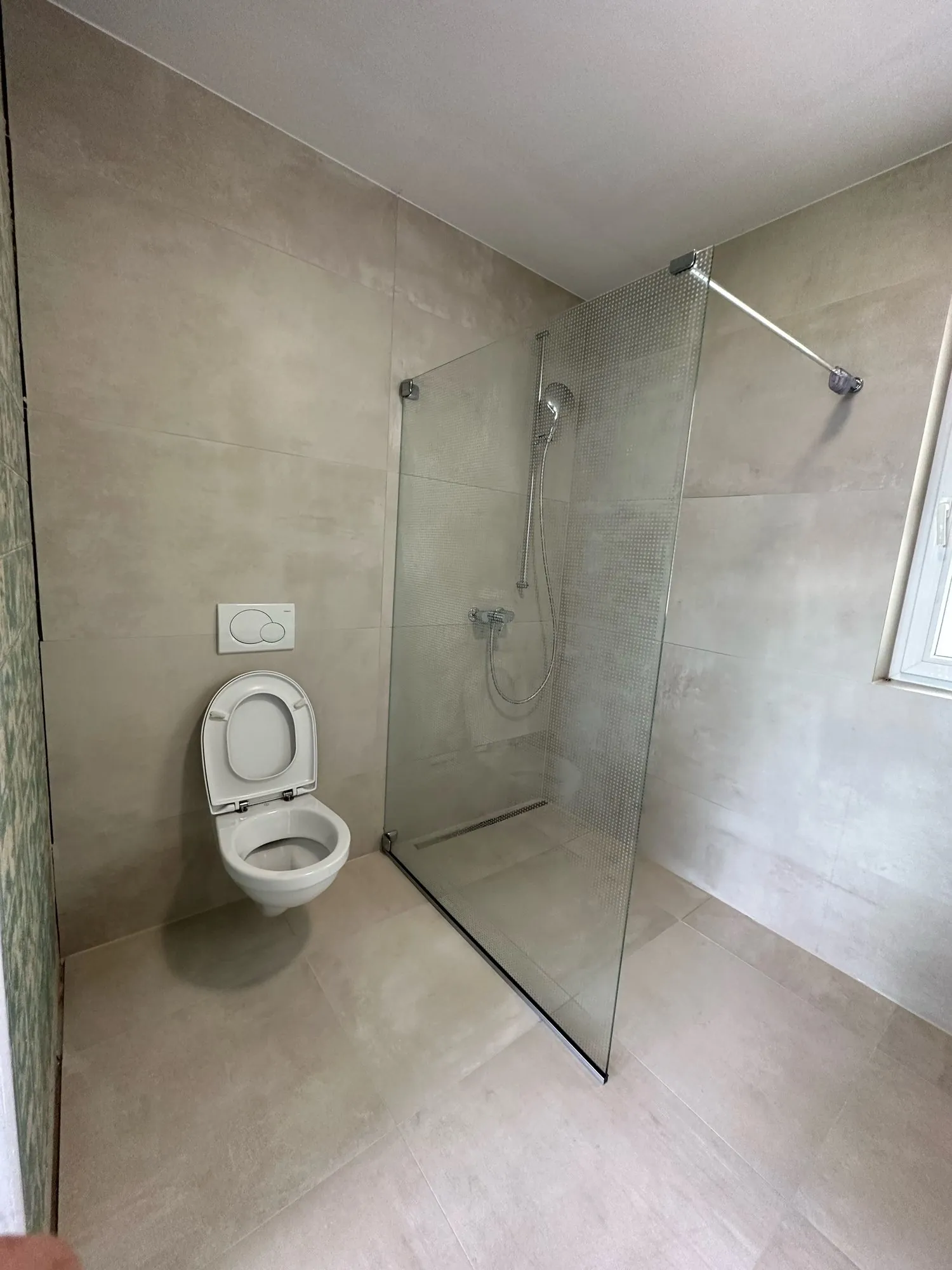 Bodenebene Dusche mit Glaswand und Wand-WC