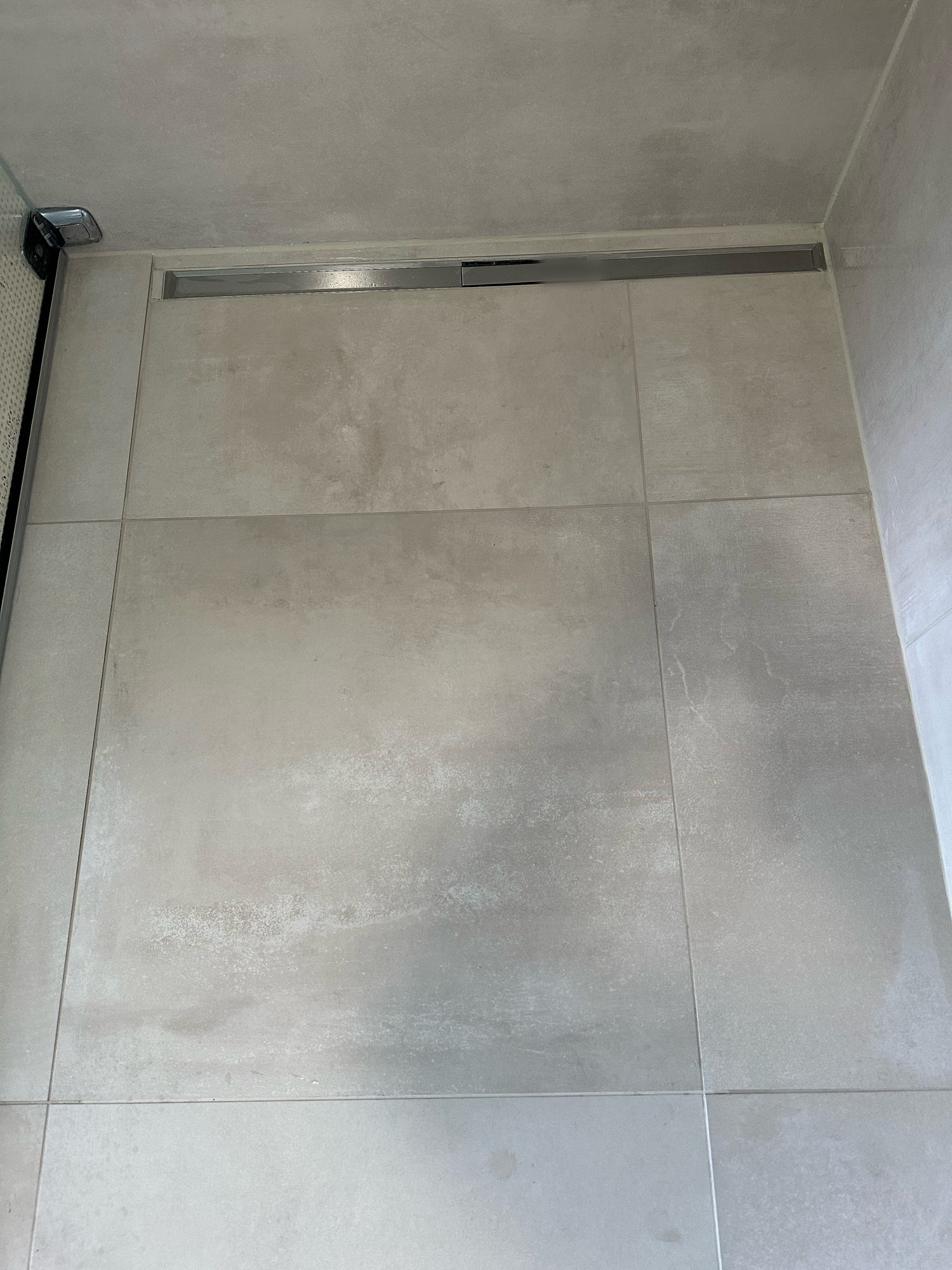 Shower channel in the large-format tiling