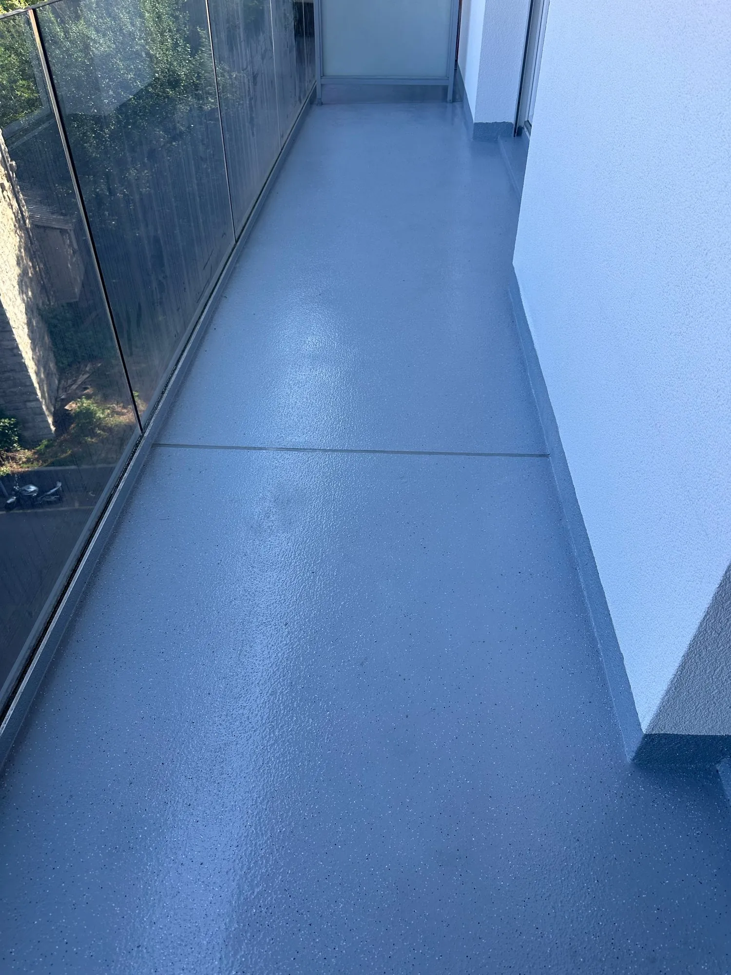 Graues Kunstharz auf dem Laubengang, Längsansicht