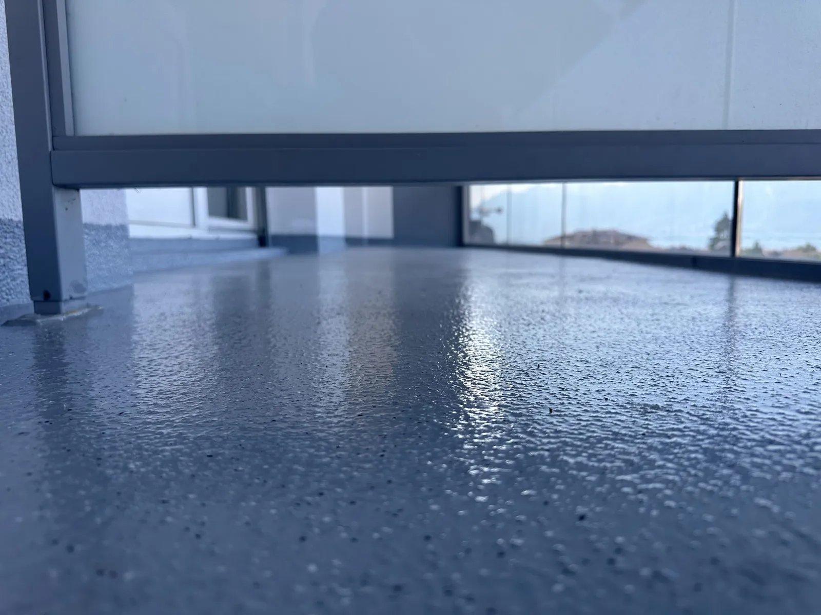Glänzendes graues Kunstharz auf einem Balkon