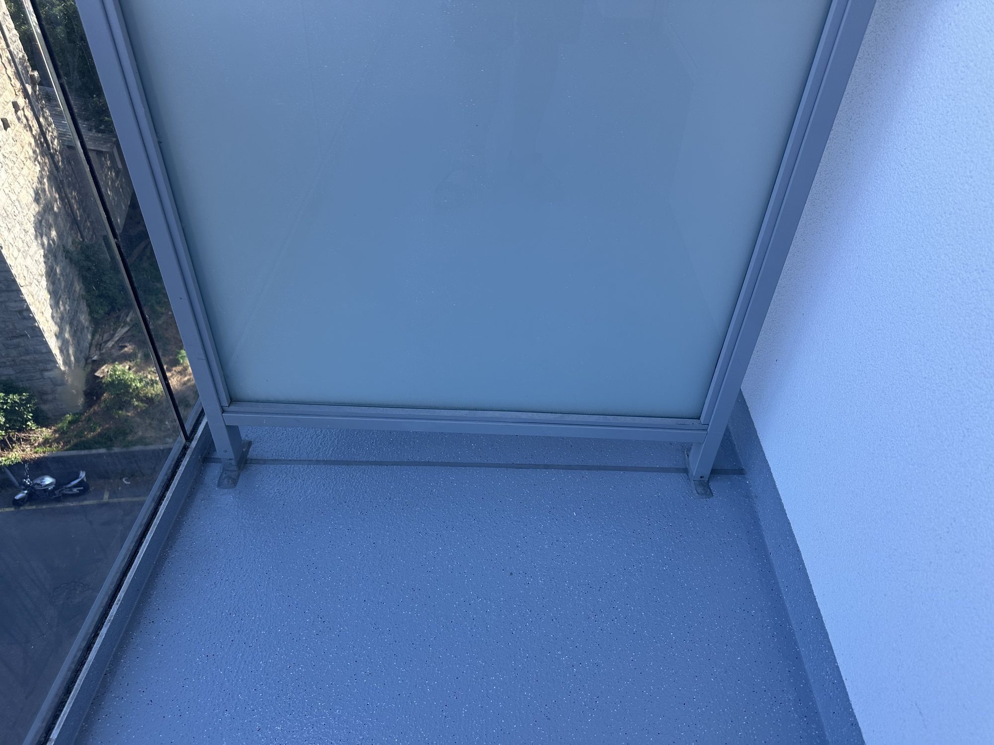 Foot of the railing and resin upstand