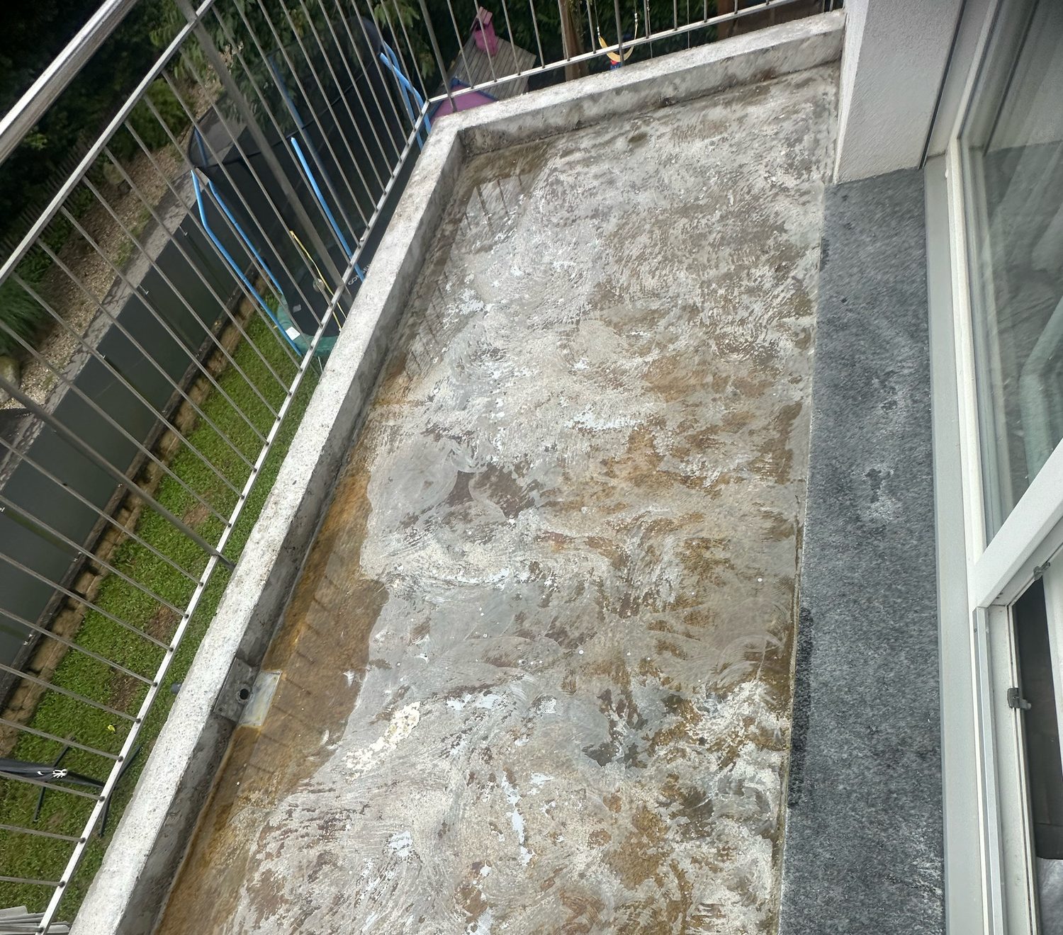 Vorher — zu sanierender Balkon