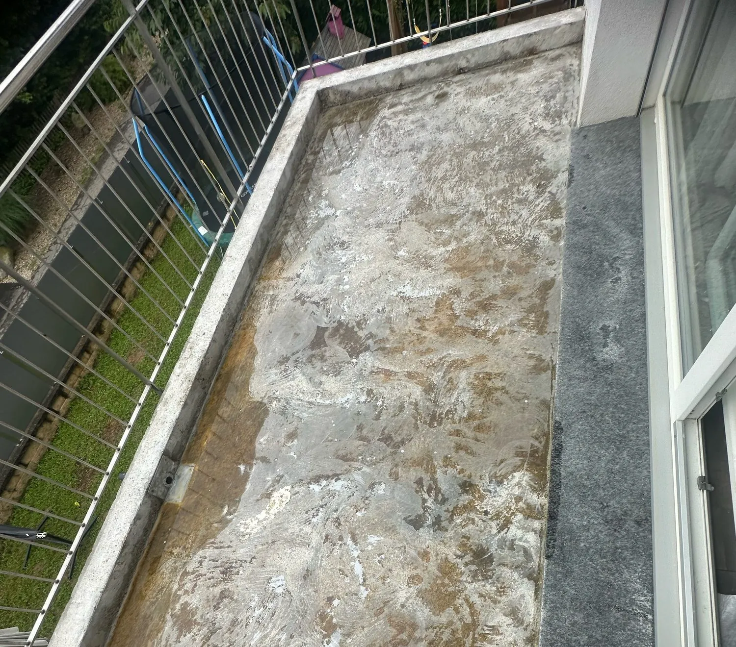 Balkon mit beschädigtem Belag, vor den Arbeiten