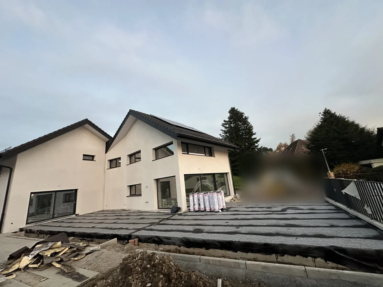 Terrasse mit geschweisstem Bitumen vor Neubauten
