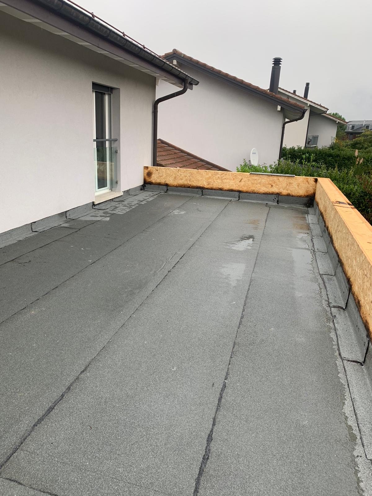 Torch-welded bitumen terrace with a wooden edge