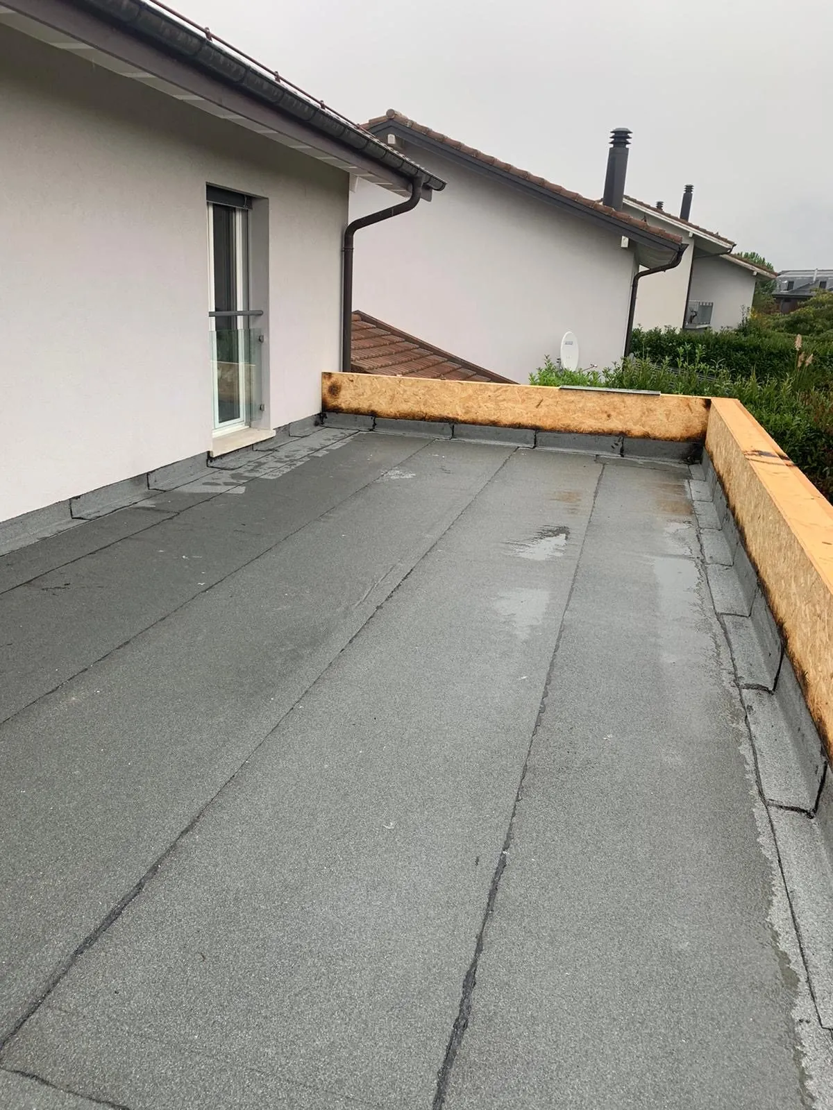 Terrasse mit geschweisstem Bitumen und Holzabschluss